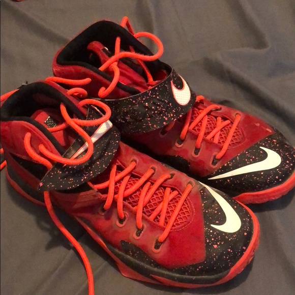 lebron shoes size 10